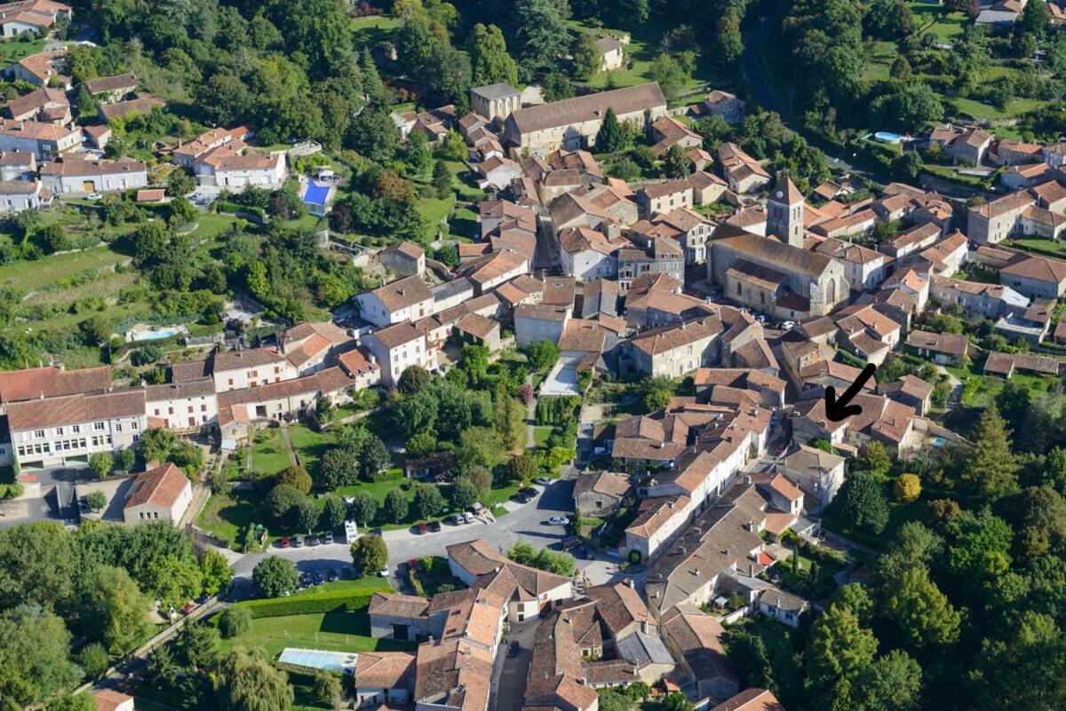 La Vieille Maison Rose Bed & Breakfast Nanteuil-en-Vallee Exterior photo